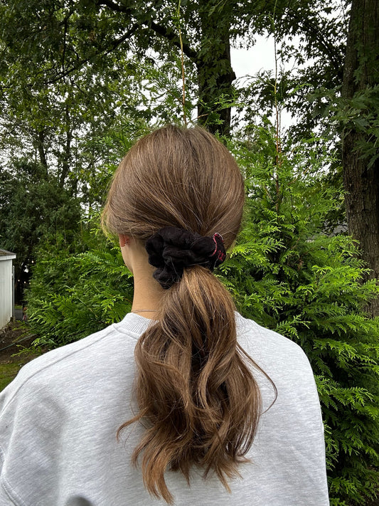 VELOUR LOGO SCRUNCHIE