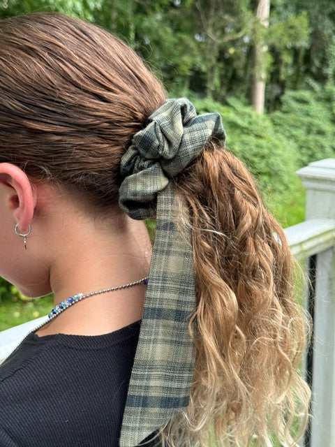 PLAID SCRUNCHIE